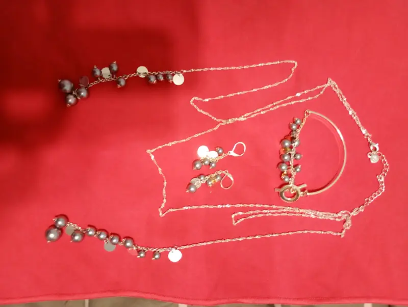 Conjunto de joyería con perlas y dijes