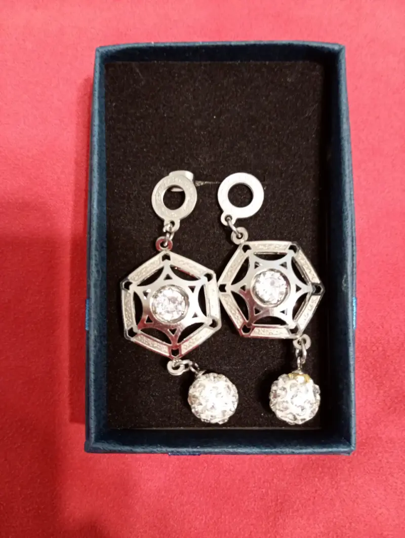 Elegantes aros colgantes color plata con cristales