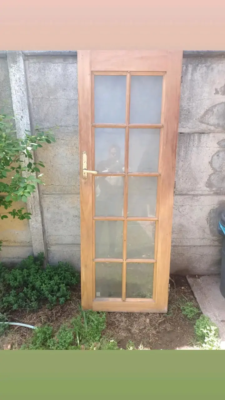 Puerta de madera con vidrio esmerilado
