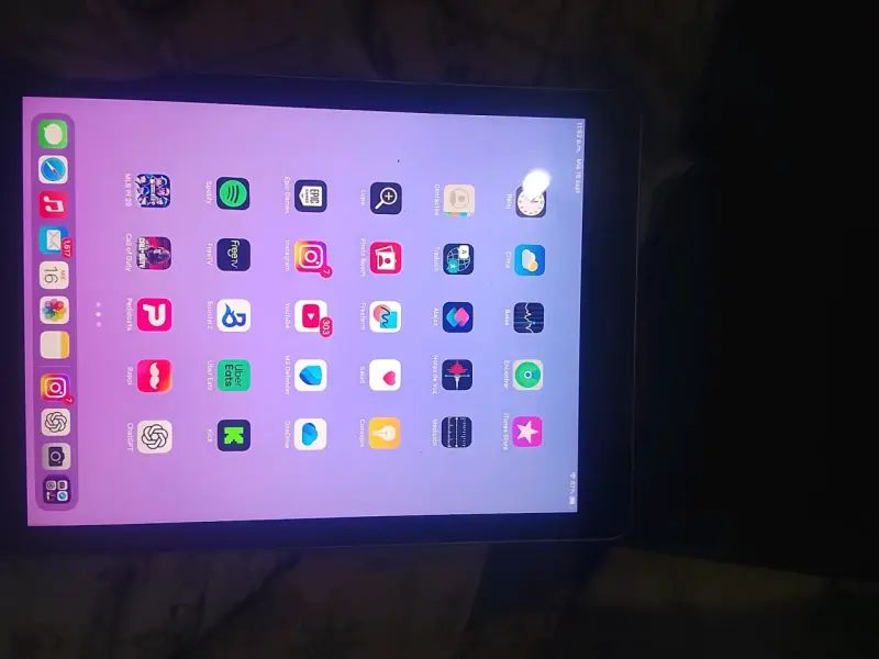 iPad de Apple con funda protectora - 1