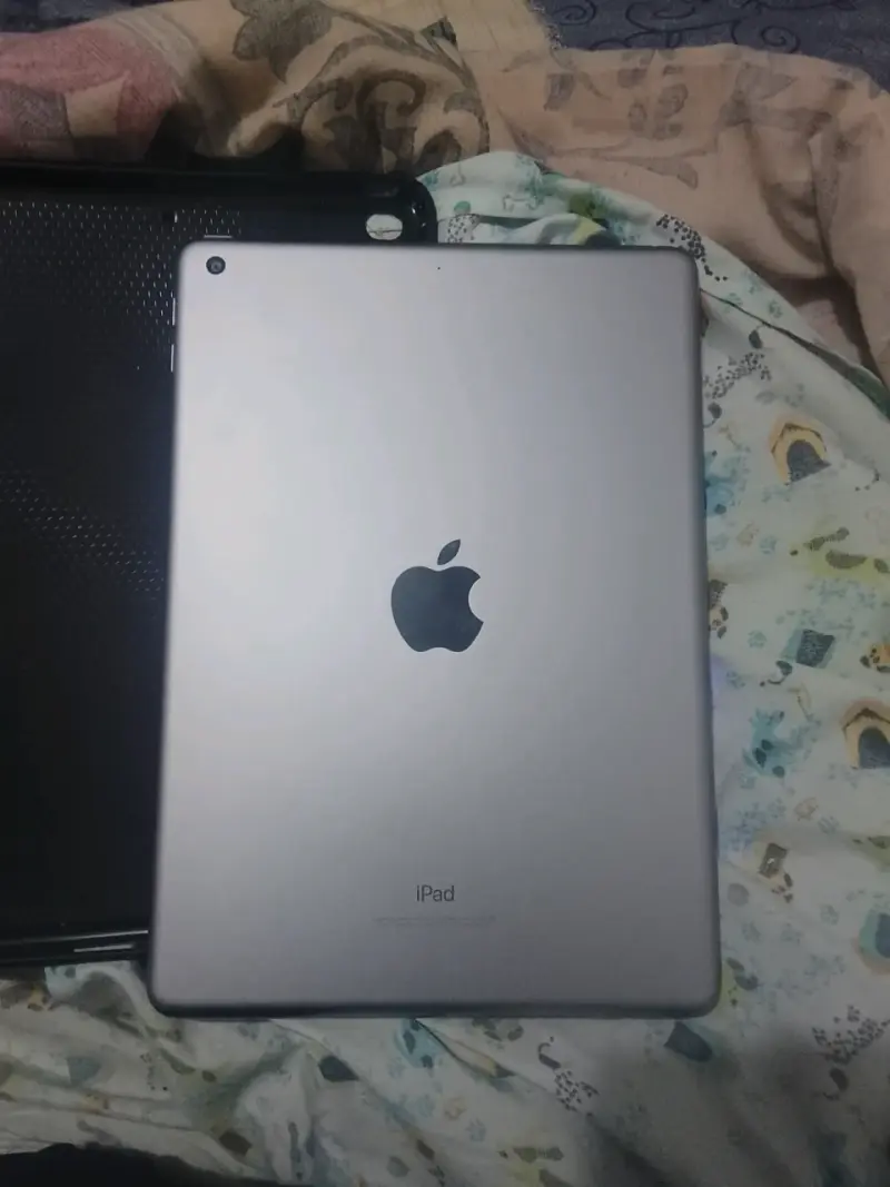 iPad de Apple con funda protectora - 3