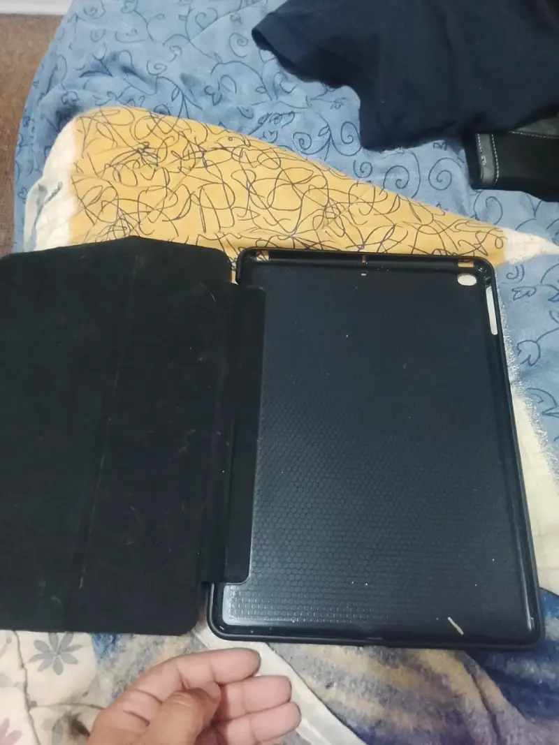 iPad de Apple con funda protectora - 4