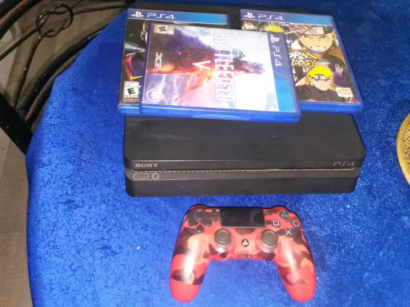 Consola PS4 con juegos y control camuflado - 1