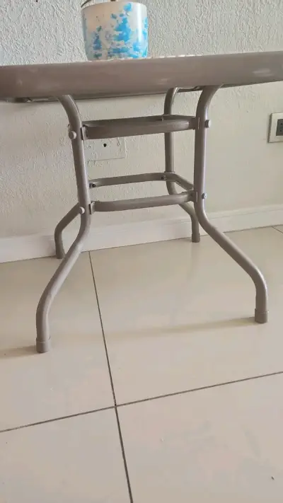 Mesa de jardín cuadrada de vidrio y metal - miniatura 1