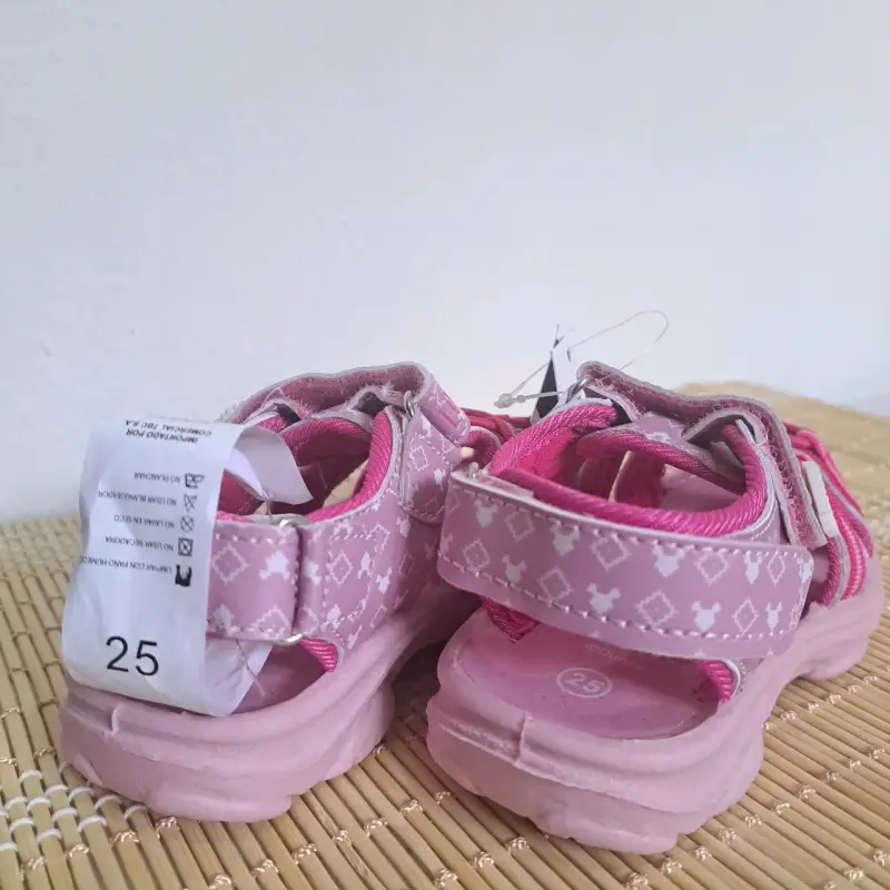 Sandalias rosadas para niña con diseño Minnie - 4