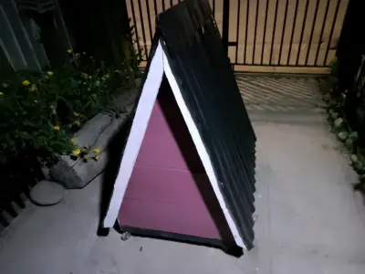 Casa para perro en forma de A con techo negro - miniatura 1