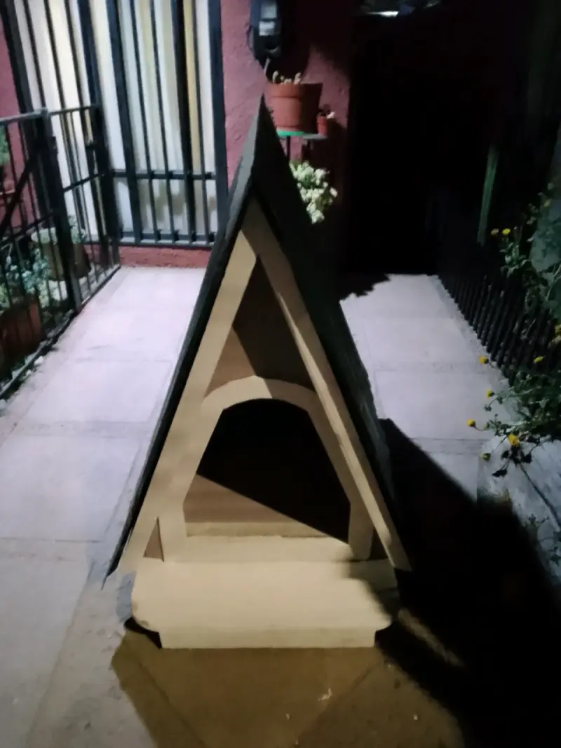 Casa para perro en forma de A con techo negro - 2