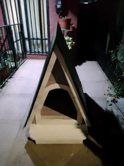 Casa para perro en forma de A con techo negro - miniatura 2