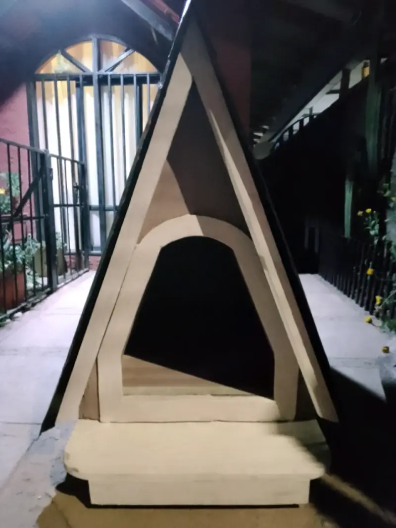 Casa para perro en forma de A con techo negro - 3