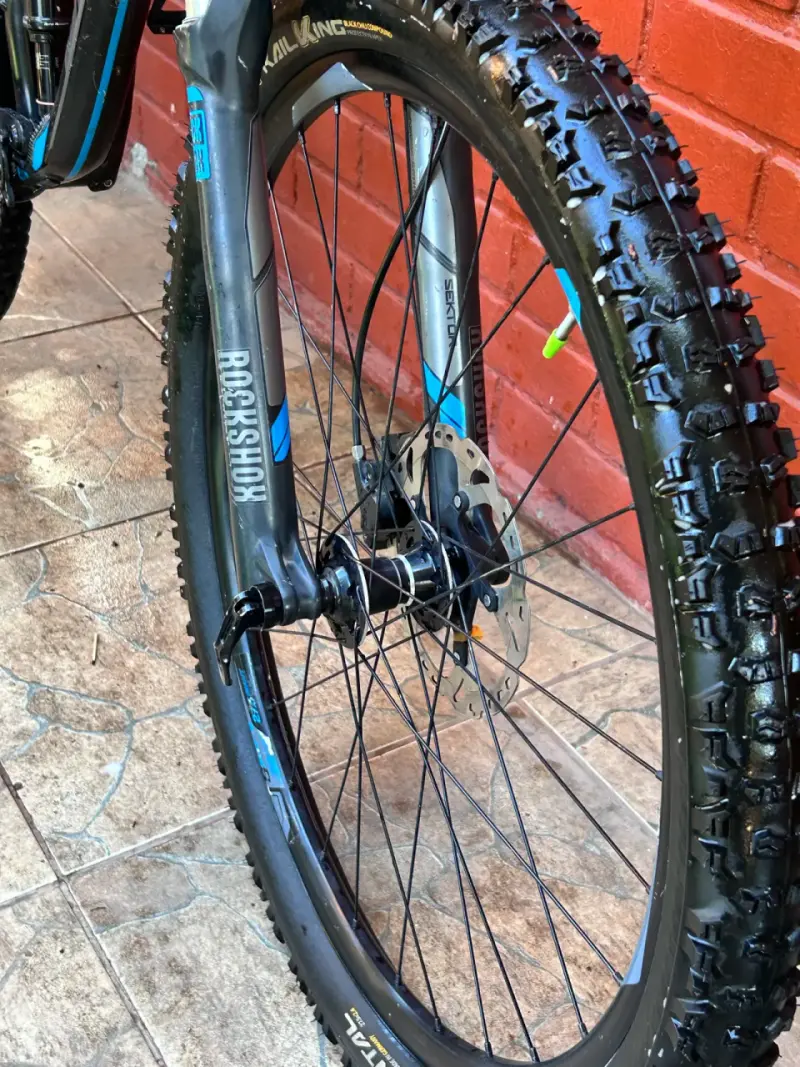 Bicicleta de Montaña Giant con Suspensión RockShox - 1