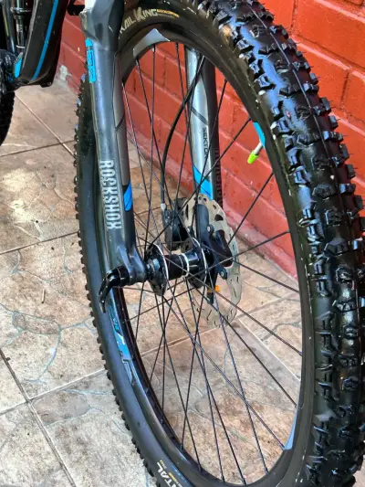 Bicicleta de Montaña Giant con Suspensión RockShox - miniatura 1