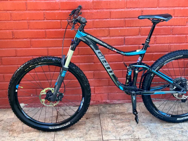 Bicicleta de Montaña Giant con Suspensión RockShox - 3