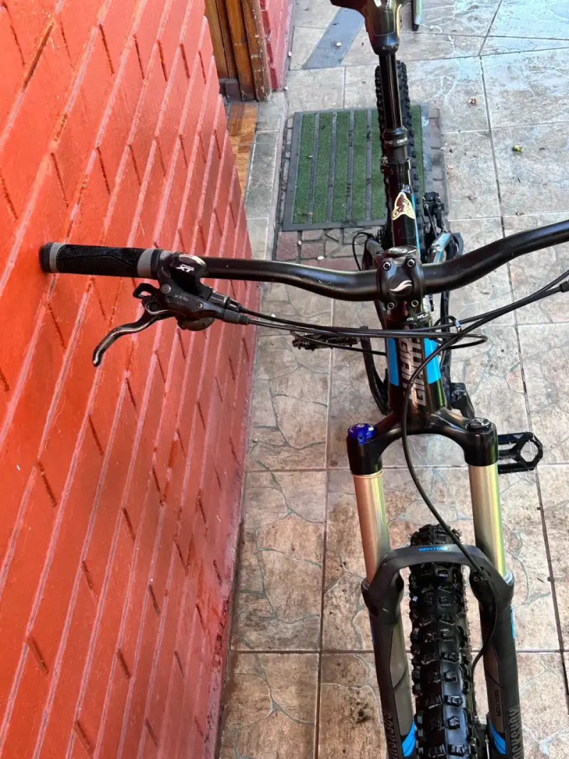 Bicicleta de Montaña Giant con Suspensión RockShox - 4