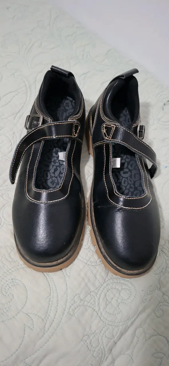 Zapatos escolares negros con hebilla
