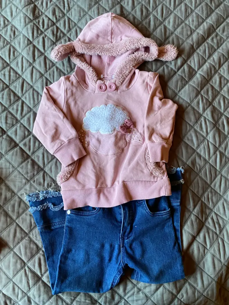 Conjunto infantil con polerón rosado y pantalones de mezclilla