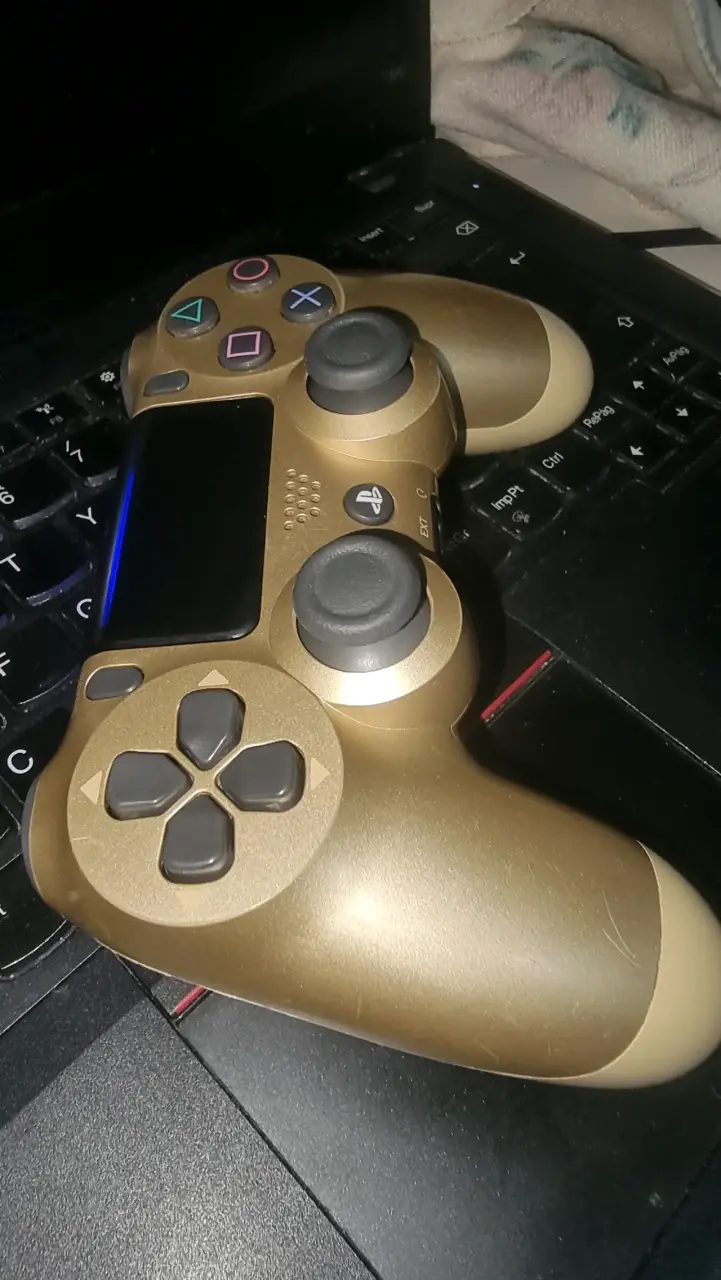 Control inalámbrico dorado para PlayStation 4 - 1