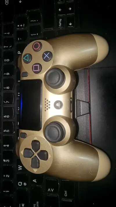 Control inalámbrico dorado para PlayStation 4 - miniatura 2