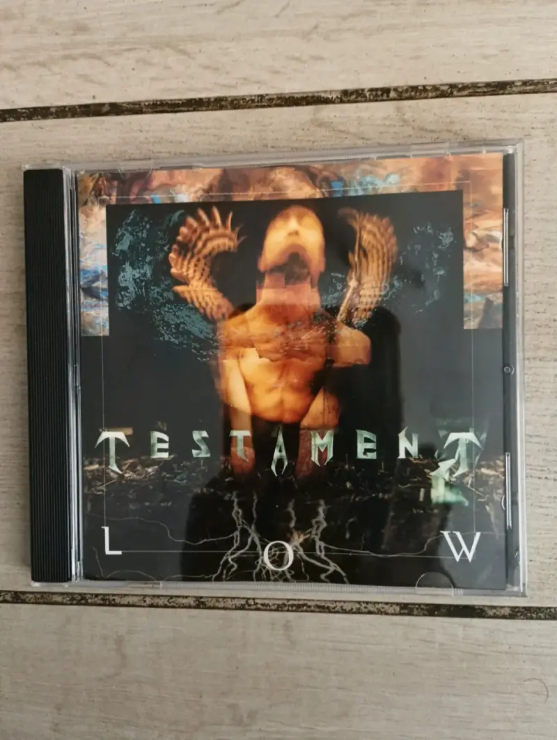 CD de música 'Low' de Testament en buen estado
