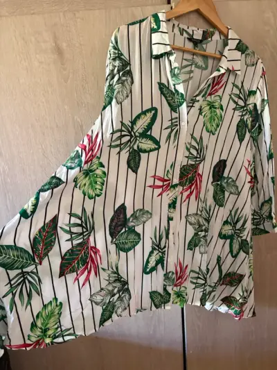 Blusa estampada tropical de mujer - miniatura 1
