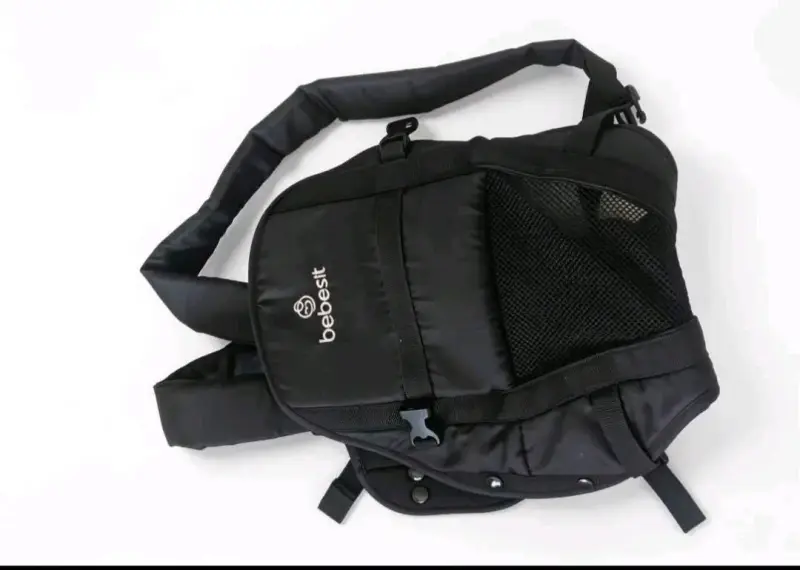 Mochila portabebé negra Bebesit cómoda y segura