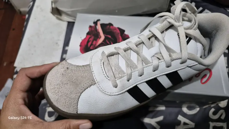 Zapatillas deportivas blancas con franjas negras - 1