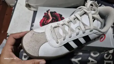 Zapatillas deportivas blancas con franjas negras - miniatura 1