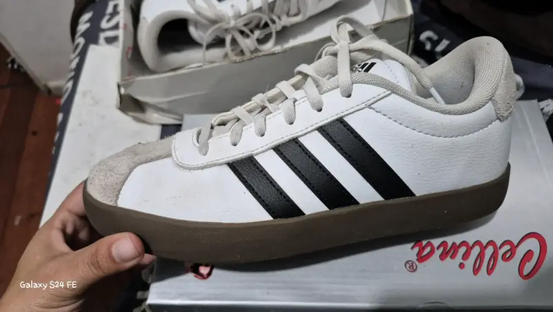 Zapatillas deportivas blancas con franjas negras - 2