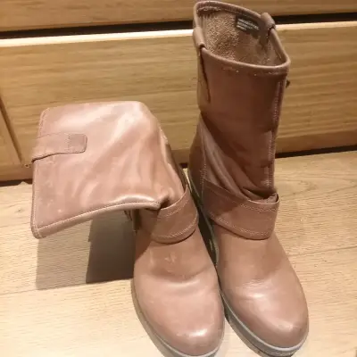 Botas de cuero marrón con tacón bajo - miniatura 1