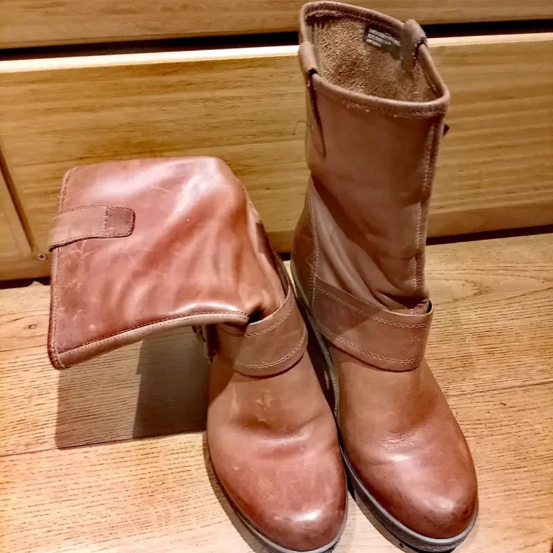 Botas de cuero marrón con tacón bajo - 2