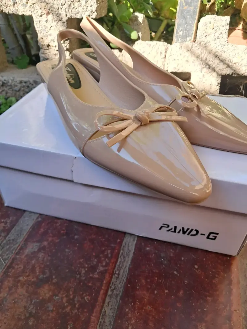 Zapatos de charol beige con lazo para mujer - 1