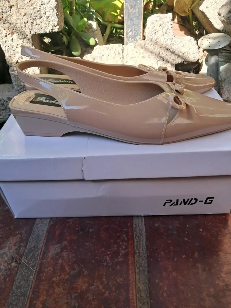 Zapatos de charol beige con lazo para mujer - 2