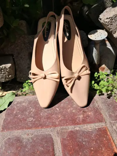 Zapatos de charol beige con lazo para mujer - miniatura 3