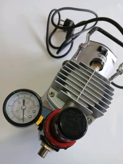 Compresor de aire con aerógrafo para modelismo - miniatura 4