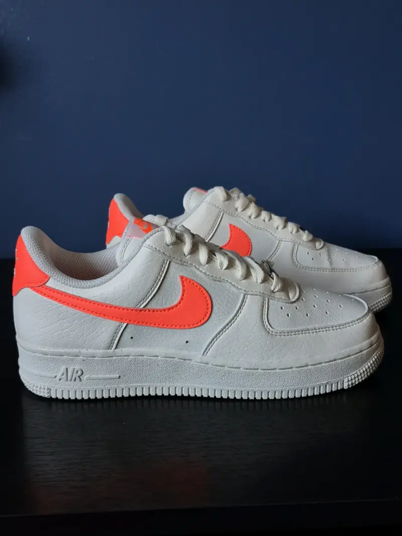 Zapatillas Nike Air Force 1 Blancas y Naranjas - 2
