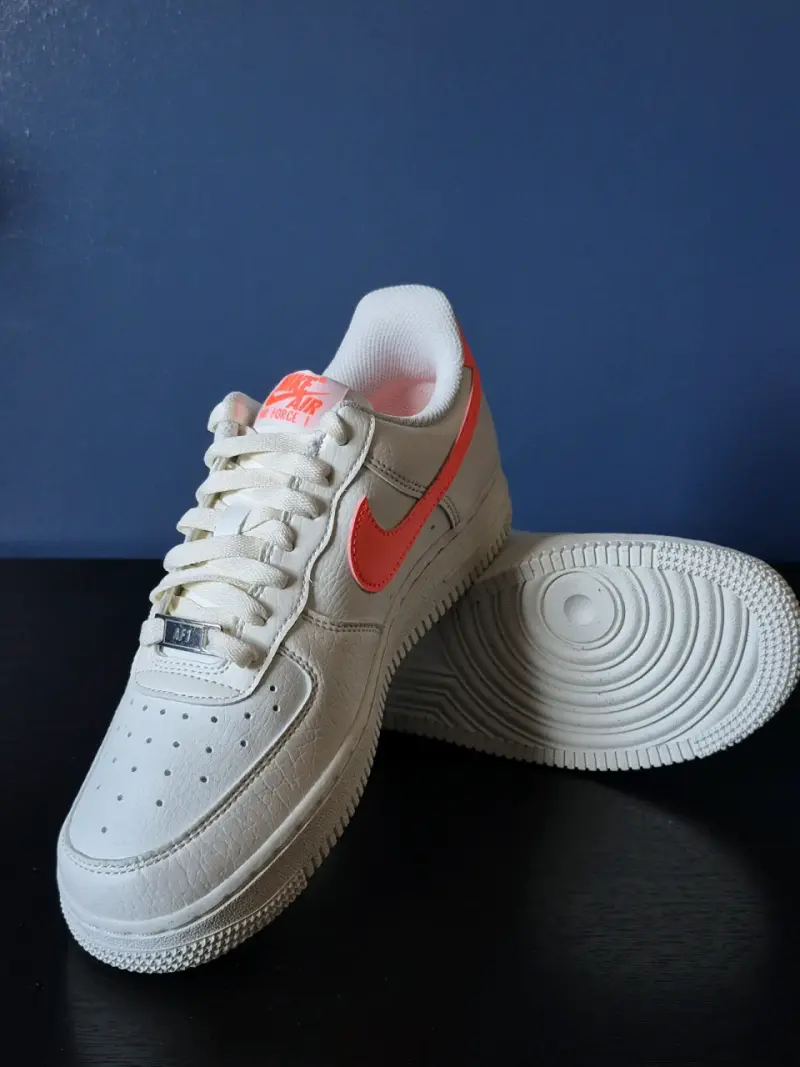 Zapatillas Nike Air Force 1 Blancas y Naranjas - 3