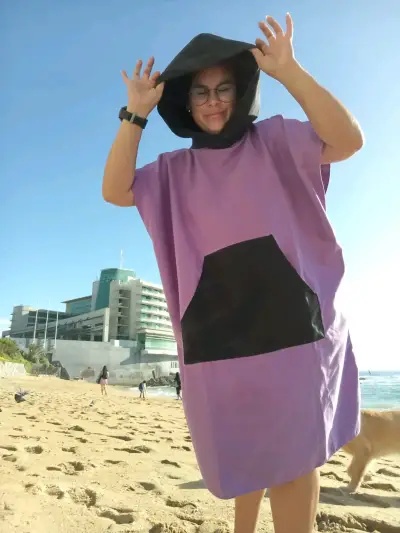 Poncho de playa unisex con capucha y bolsillo - miniatura 1