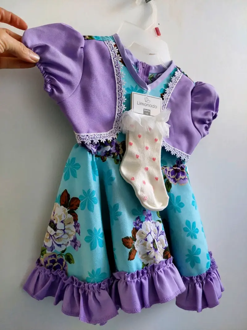 Vestido de niña floral con calcetines. - 2