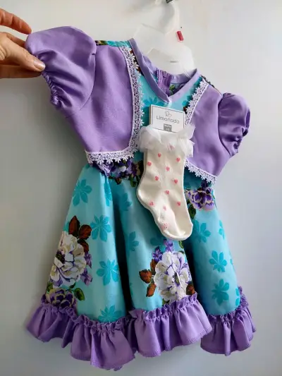 Vestido de niña floral con calcetines. - miniatura 2