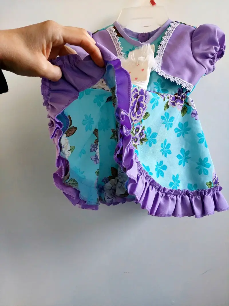 Vestido de niña floral con calcetines. - 4