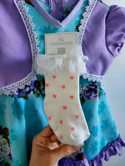 Vestido de niña floral con calcetines. - miniatura 5