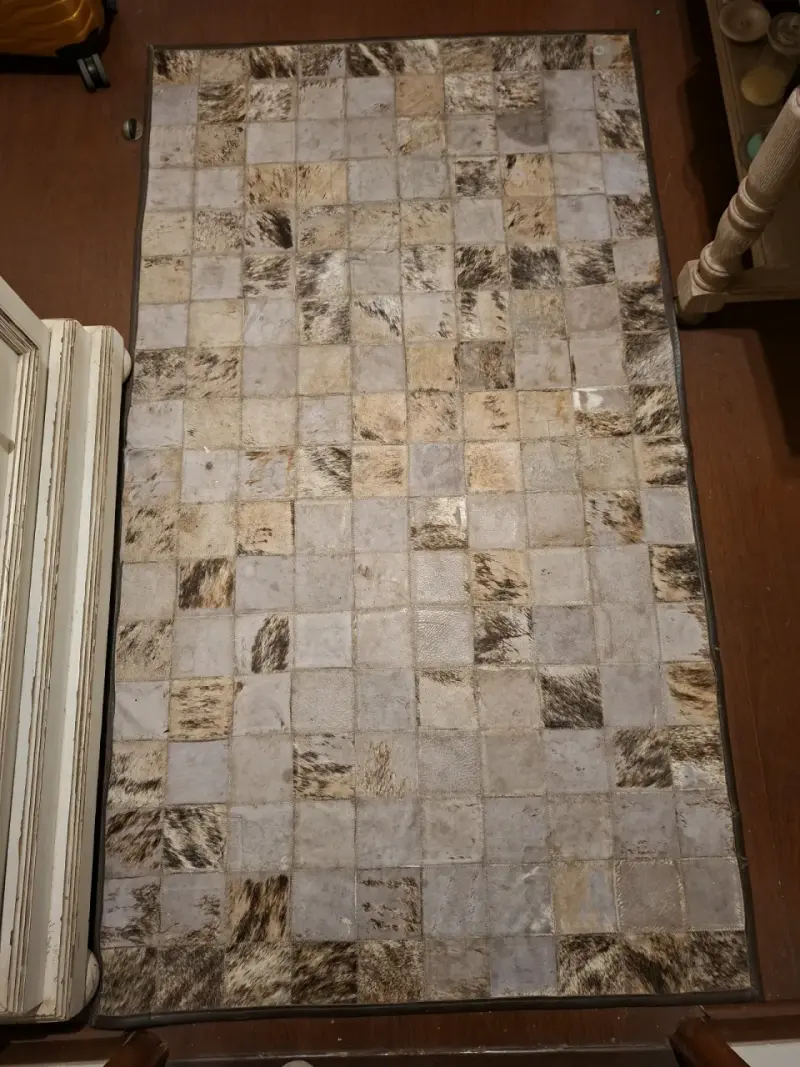 Alfombra de cuero patchwork beige y marrón - 1