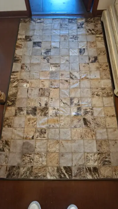 Alfombra de cuero patchwork beige y marrón - miniatura 3