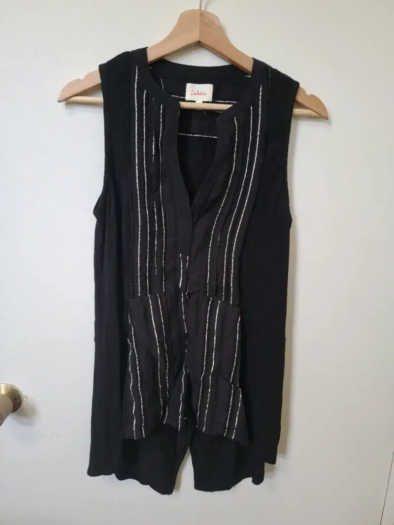 Blusa sin mangas negra con detalles plateados - 2