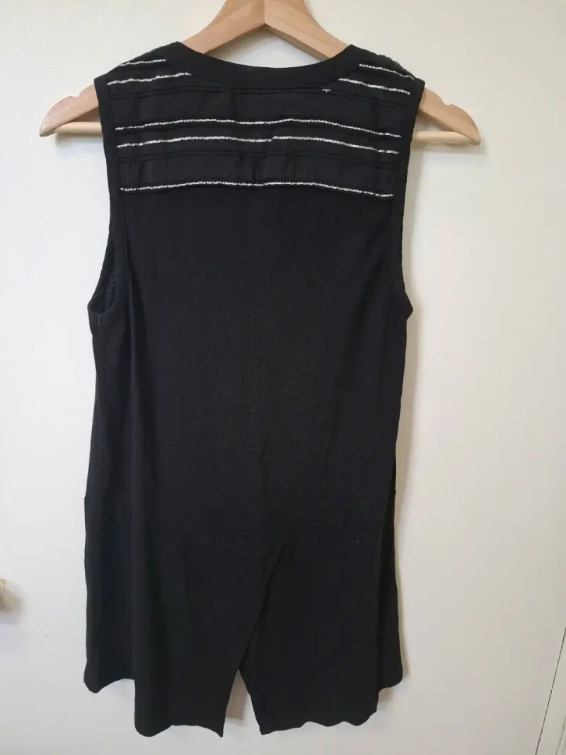 Blusa sin mangas negra con detalles plateados - 3
