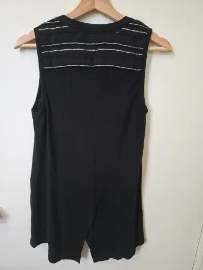 Blusa sin mangas negra con detalles plateados - miniatura 3