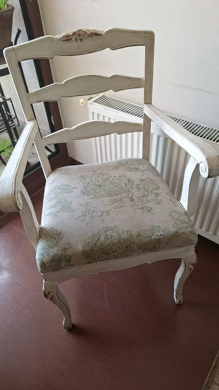 Sitial vintage de madera con tapiz floral