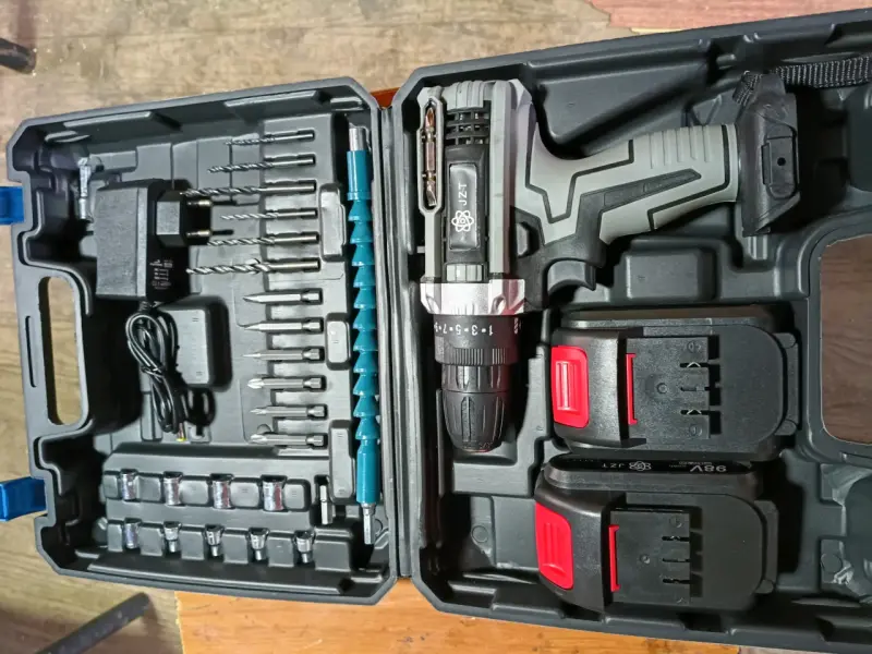 Taladro inalámbrico con accesorios y baterías