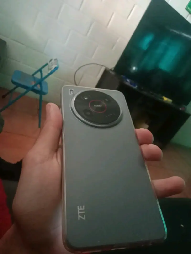 Smartphone ZTE con cámara circular - 1