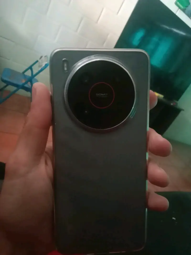 Smartphone ZTE con cámara circular - 3