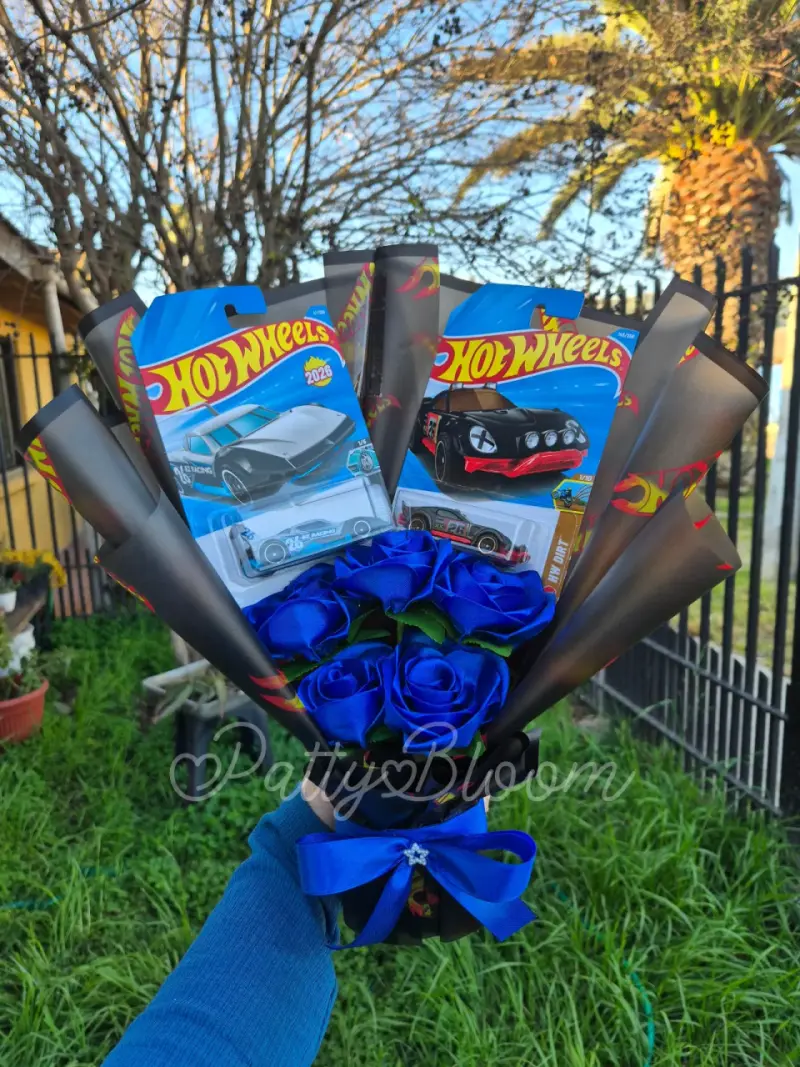 Ramo de rosas azules con autos Hot Wheels